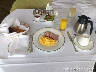 ストリングスホテル東京インターコンチネンタルのルームサービスで頼んだ朝食アメリカン ブレックファスト、シャンパン付き